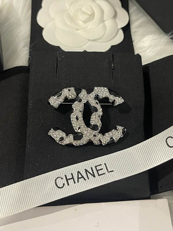 Chanel Brooch 08yxs12